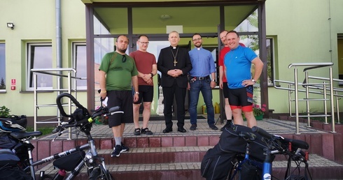 Łowiccy księża w drogę ruszyli z błogosławieństwem bp. Grzegorza Suchodolskiego z diecezji siedleckiej.
