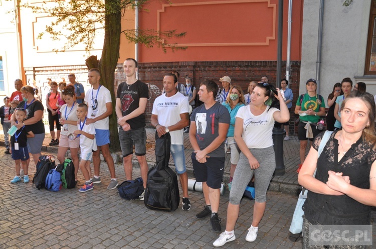 Zielona Góra. Msza na rozpoczęcie 38. Pieszej Pielgrzymki na Jasną Górę