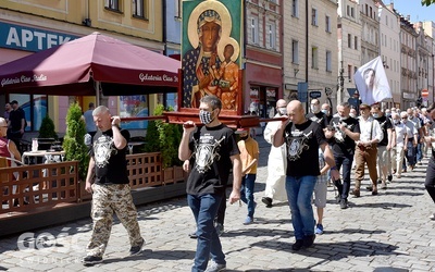 Procesja mężczyzn przez świdnicki rynek.