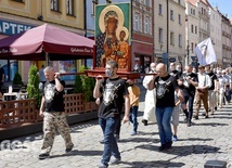 Procesja mężczyzn przez świdnicki rynek.