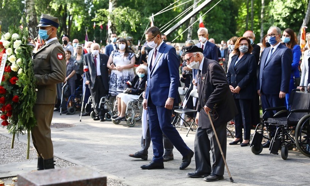 Przed pomnikiem Gloria Victis w godzinę "W" oddano hołd powstańcom warszawskim