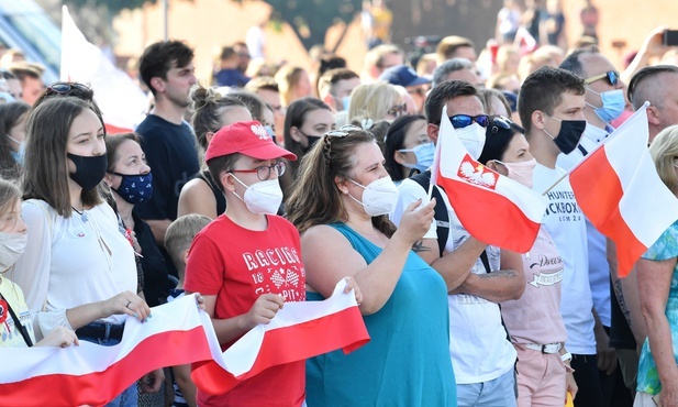 Na placu Zamkowym powstał żywy znak w hołdzie powstańcom warszawskim