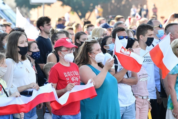 Na placu Zamkowym powstał żywy znak w hołdzie powstańcom warszawskim