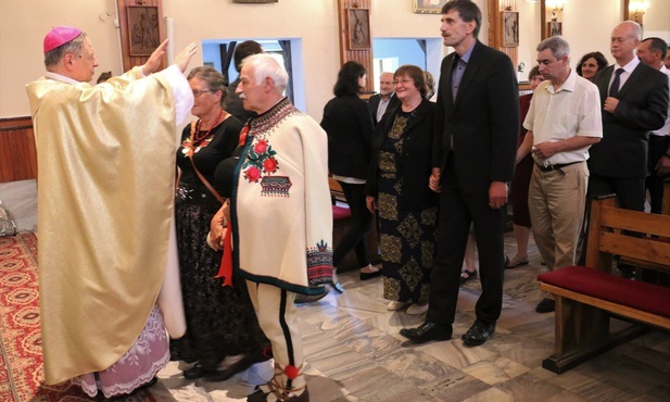 Bp Henryk Tomasik udzielił małżonkom błogosławieństwa.