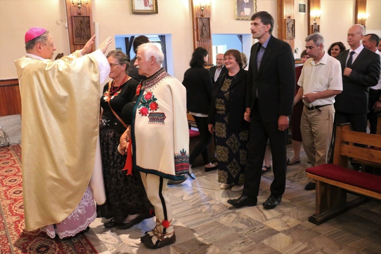 Bp Henryk Tomasik udzielił małżonkom błogosławieństwa.