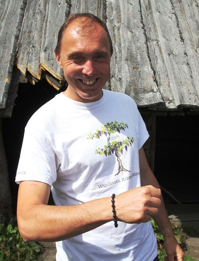 Marek Przewoźnik ze wspólnoty Krzew Winny w Jawiszowicach z różańcem, który towarzyszy mu codziennie - a szczególnie w pasji biegacza.