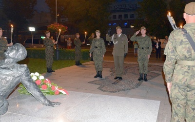 Patriotycznej ceremonii w Radomiu przewodniczył ppłk Łukasz Baranowski, dowódca radomskich Terytorialsów.