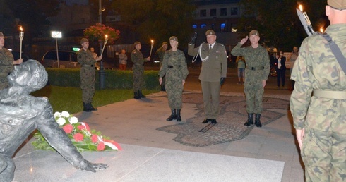 Patriotycznej ceremonii w Radomiu przewodniczył ppłk Łukasz Baranowski, dowódca radomskich Terytorialsów.