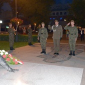 Patriotycznej ceremonii w Radomiu przewodniczył ppłk Łukasz Baranowski, dowódca radomskich Terytorialsów.