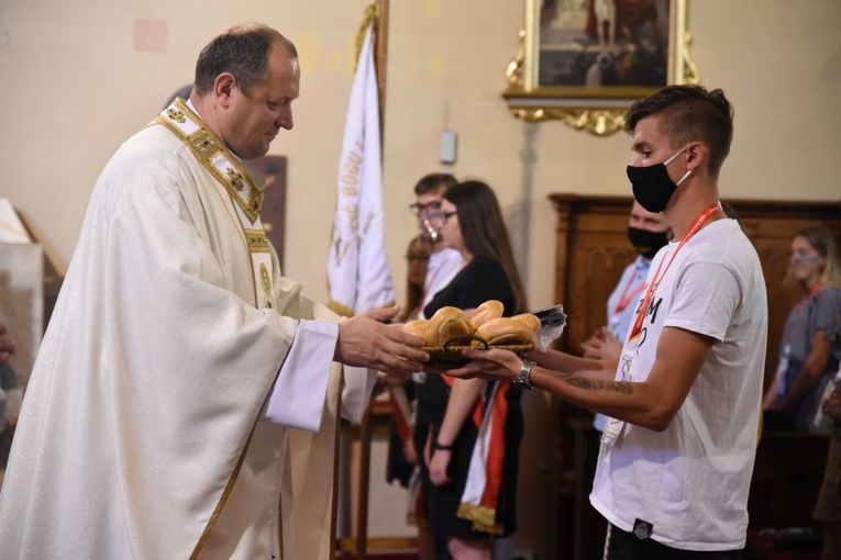 W darze ołtarza niesiono pięć chlebów i dwie ryby w nawiązaniu do czytanej ewangelii o rozmnożeniu dokonanym przez Jezusa.