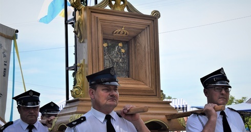 Przed świątynią ustawiono kopię cudownego obrazu, którą później podczas procesji poniesli strażacy.