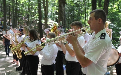 Orkiestra z Roczyn najpierw towarzyszyla pielgrzymom podczas Mszy św. na Trzonce, a następnie dała koncert muzyki rozrywkowej.