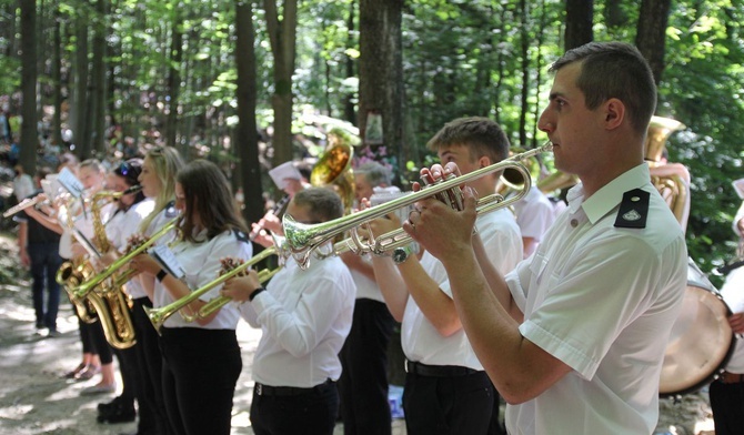 Orkiestra z Roczyn najpierw towarzyszyla pielgrzymom podczas Mszy św. na Trzonce, a następnie dała koncert muzyki rozrywkowej.