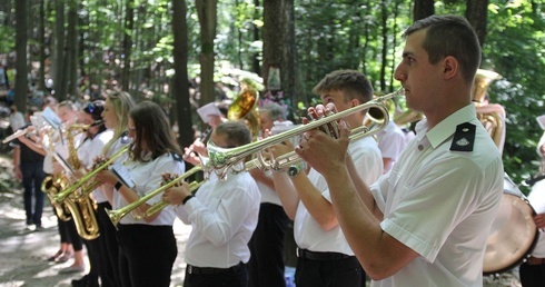 Orkiestra z Roczyn najpierw towarzyszyla pielgrzymom podczas Mszy św. na Trzonce, a następnie dała koncert muzyki rozrywkowej.