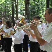 Orkiestra z Roczyn najpierw towarzyszyla pielgrzymom podczas Mszy św. na Trzonce, a następnie dała koncert muzyki rozrywkowej.