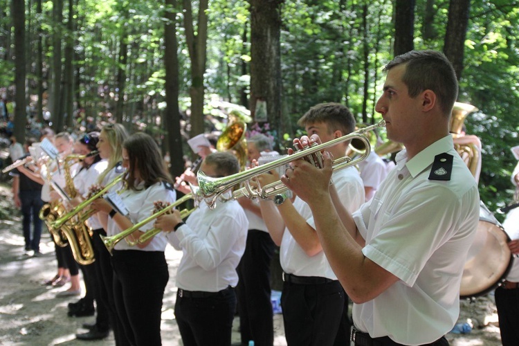 Orkiestra z Roczyn najpierw towarzyszyla pielgrzymom podczas Mszy św. na Trzonce, a następnie dała koncert muzyki rozrywkowej.