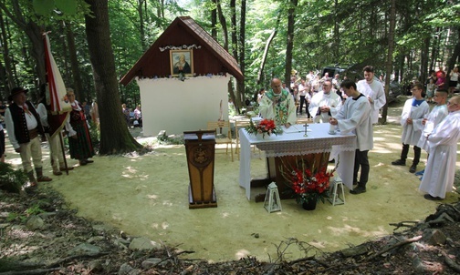 Duszpasterze z Porąbki celebrowali uroczystą Mszę św. ku czci Matki Bożej Śnieżnej.