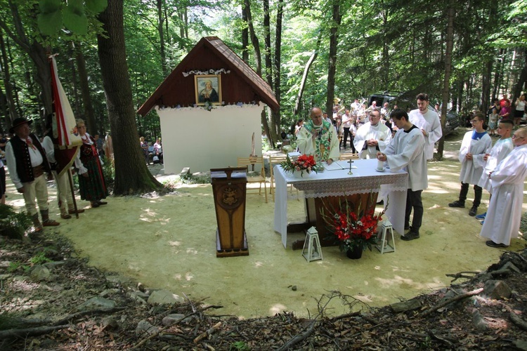 Duszpasterze z Porąbki celebrowali uroczystą Mszę św. ku czci Matki Bożej Śnieżnej.