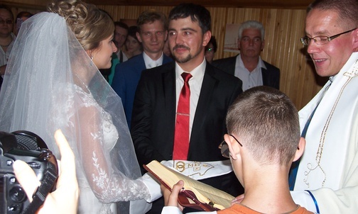Ks. Rafał błogosławi małżeństwa 