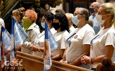 Grupowe koszulki z ubiegłych lat i flagi ze św. Janem Pawłem II, by pokazać przynależność do "czwóreczki".