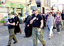 ▲	Wychodzący ze Świdnicy pielgrzymi wraz z odprowadzającymi  ich mieszkańcami.