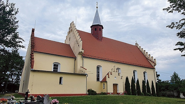 ▼	Przy kościele znajduje się niewielki cmentarz parafialny.