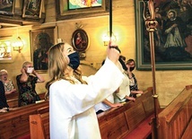 ▲	Ministrantka dzwoni na „Te Deum” w kościele w Kluczu.