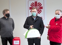 ▲	W siedzibie diecezjalnej Caritas fumigator przekazali Julianowi Wróblowi, dyrektorowi przysuskiego szpitala, ks. Szymon Pikus (z lewej) i ks. Robert Kowalski, dyrektor Caritas Diecezji Radomskiej.