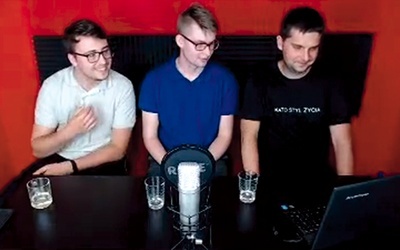 ▲	Pytania zadawali twórcy Ministranckiej Wytwórni Muzycznej z Bogucic. Na zdjęciu od lewej: Romek Bodzioch, Patryk Paszko i Adrian Fiszer.