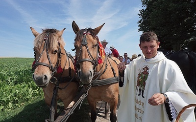 Na zakończenie odbywa się dekoracja koni.