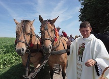 Na zakończenie odbywa się dekoracja koni.