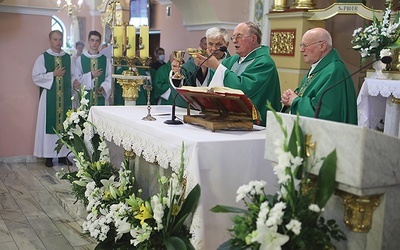 Podziękowanie za 50 lat kapłańskiego życia.