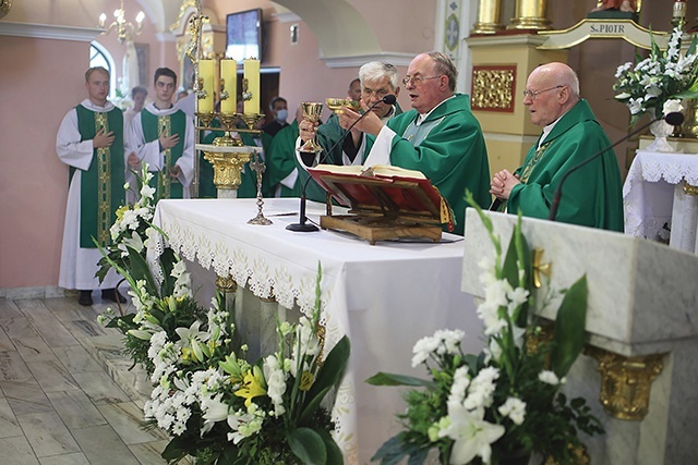 Podziękowanie za 50 lat kapłańskiego życia.