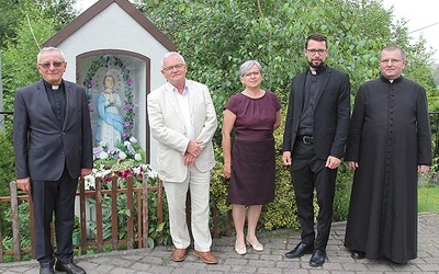 Od lewej: proboszcz ks. Janusz Gacek, Zygmunt i Aleksandra Hilusowie, ks. Dawid Hilus i ks. Piotr Homel – wikary w Pisarzowicach.