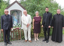 Od lewej: proboszcz ks. Janusz Gacek, Zygmunt i Aleksandra Hilusowie, ks. Dawid Hilus i ks. Piotr Homel – wikary w Pisarzowicach.