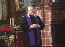 ▲	Ks. Majewski podczas nabożeństwa wyjścia w katedrze.