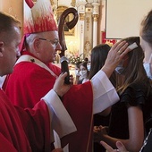 ▲	Młodzież przyjmuje sakrament dojrzałości chrześcijańskiej. 