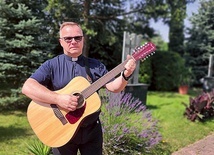 ▼	Kapłan gra prawie na każdym instrumencie, ale zazwyczaj towarzyszy mu gitara. 