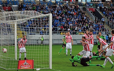 ▲	Klub miał sukcesy na poziomie Ekstraklasy. Na zdjęciu: Leandro pokonuje bramkarza Cracovii w maju 2017 r.