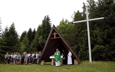 ▲	Liturgia odbywa się w kapliczce pod szczytem Gorca.