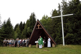 ▲	Liturgia odbywa się w kapliczce pod szczytem Gorca.