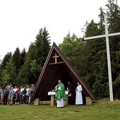 ▲	Liturgia odbywa się w kapliczce pod szczytem Gorca.