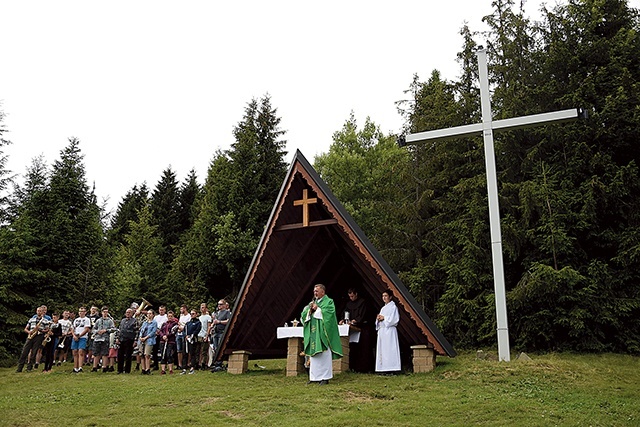 ▲	Liturgia odbywa się w kapliczce pod szczytem Gorca.