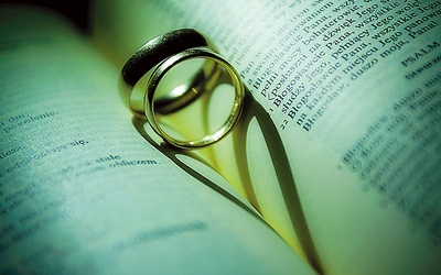 ▲	Książeczka ma pomóc lepiej przygotować się do ślubu w Kościele.