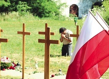 ▲	Choć od ostatniej egzekucji, w której Niemcy stracili 281 osób, minęło niemal 80 lat, dopiero od niedawna można modlić się przy grobach ekshumowanych ofiar zbrodni wojennej.