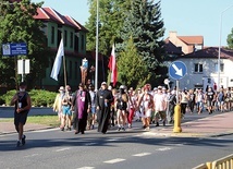 ▲	W Skwierzynie pielgrzymów witali proboszcz ks. Kazimierz Małżeński CM i kapelan Wojsk Obrony Terytorialnej ks. ppor. Wojciech Nowak.