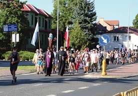 ▲	W Skwierzynie pielgrzymów witali proboszcz ks. Kazimierz Małżeński CM i kapelan Wojsk Obrony Terytorialnej ks. ppor. Wojciech Nowak.