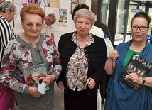 ▲	Liderki zastępów (od lewej) Eleonora Zabranik z Jenina oraz Lidia Derbich i Teresa Dejworek promują pismo Rycerstwa (w wersji anglojęzycznej – „The Angels”).
