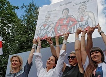 Na wiecu wyborczym od lewej: Weranika Capkała, Swiatłana Cichanouska (w białej bluzce) i Maryja Kalesnikowa (w okularach).
