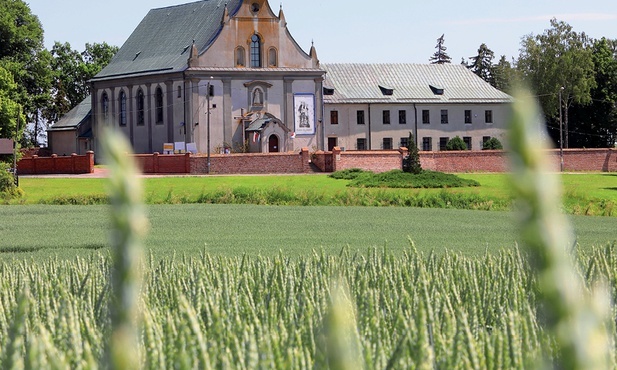 Sanktuarium w Rywałdzie. W przyległym do kościoła klasztorze mieszka pięciu kapucynów.